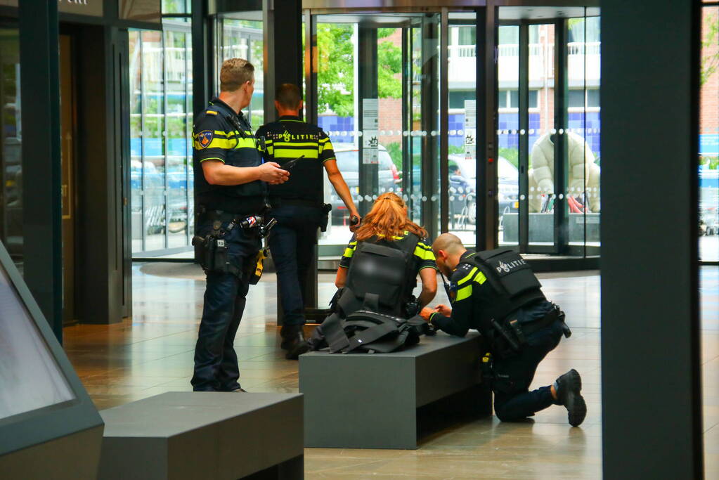 Twee aanhoudingen na overval op telefoonwinkel