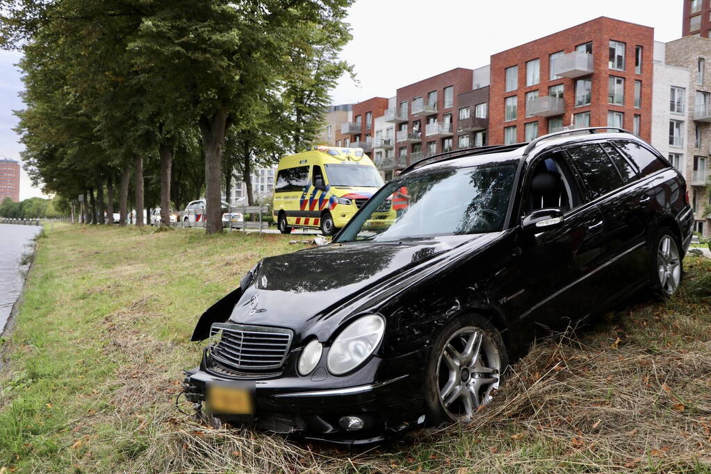 Voertuig belandt bijna in het kanaal door ongeval