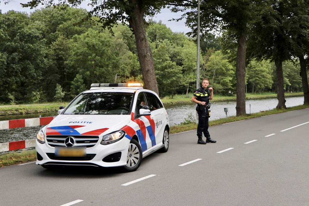 Voertuig belandt bijna in het kanaal door ongeval