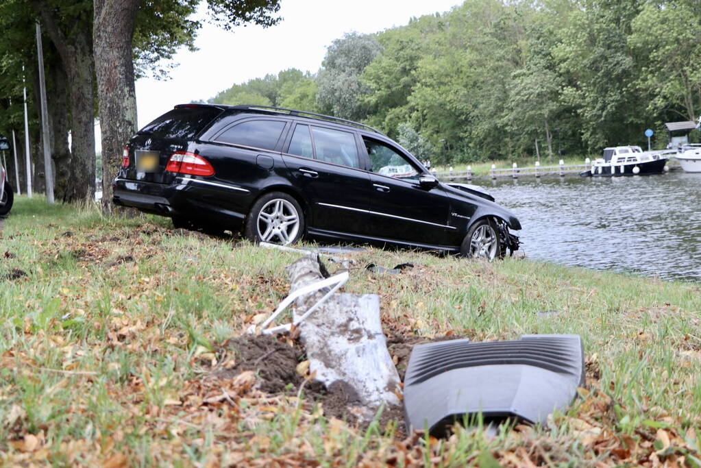 Voertuig belandt bijna in het kanaal door ongeval