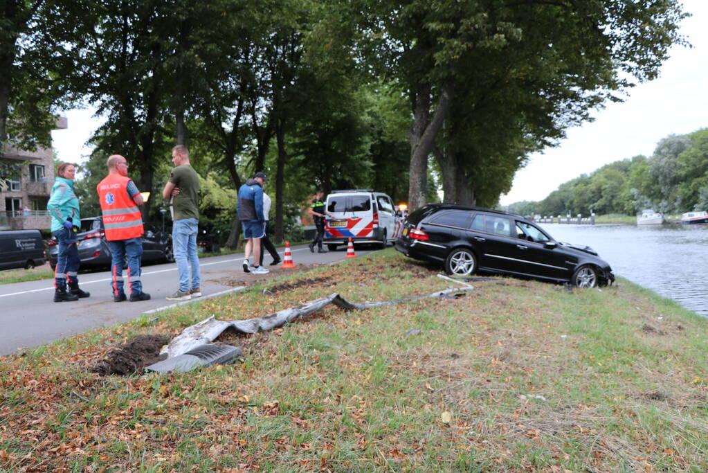 Voertuig belandt bijna in het kanaal door ongeval