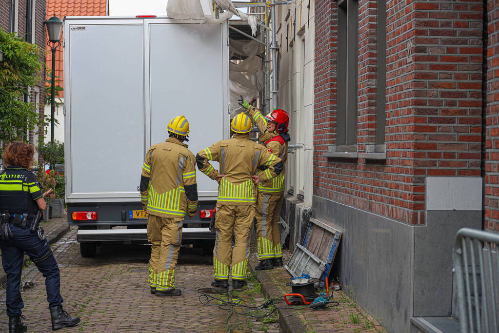 Bakwagen rijdt tegen steiger