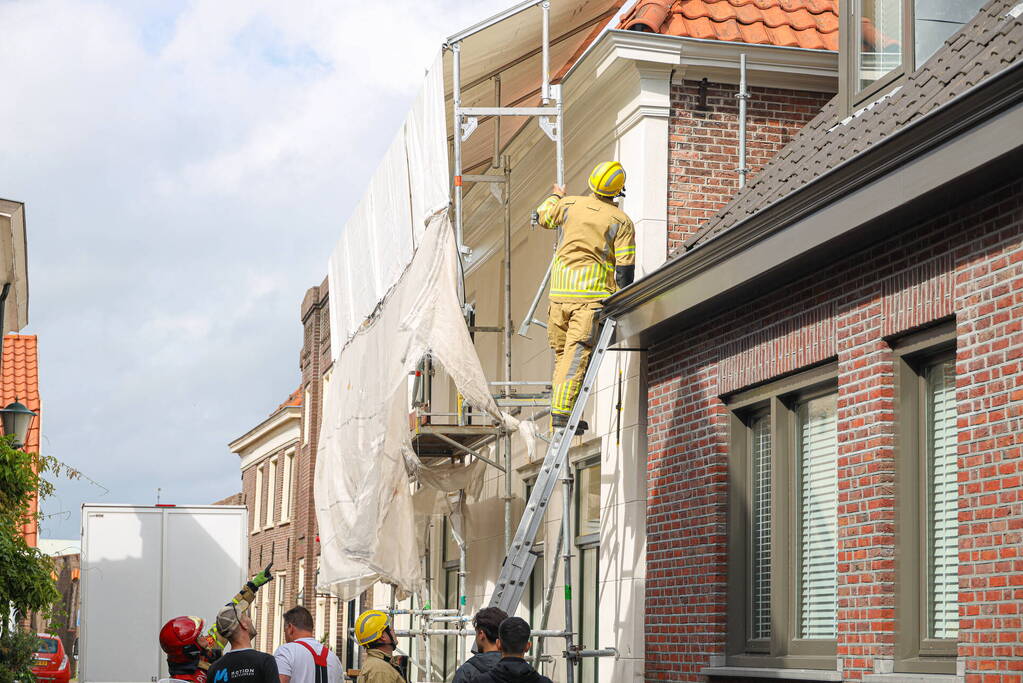 Bakwagen rijdt tegen steiger