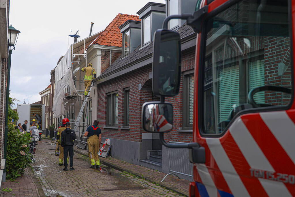 Bakwagen rijdt tegen steiger