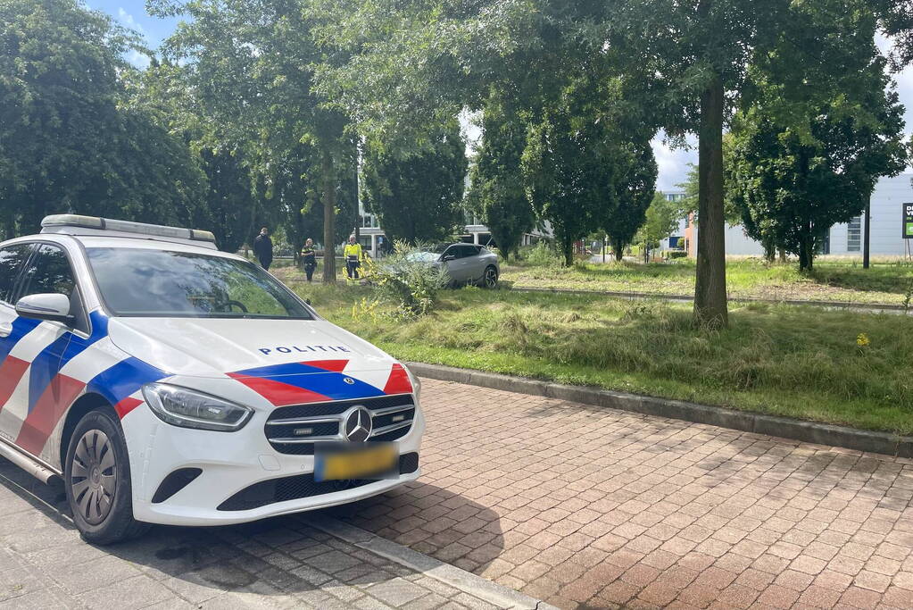 Automobilist slipt en knalt op boom