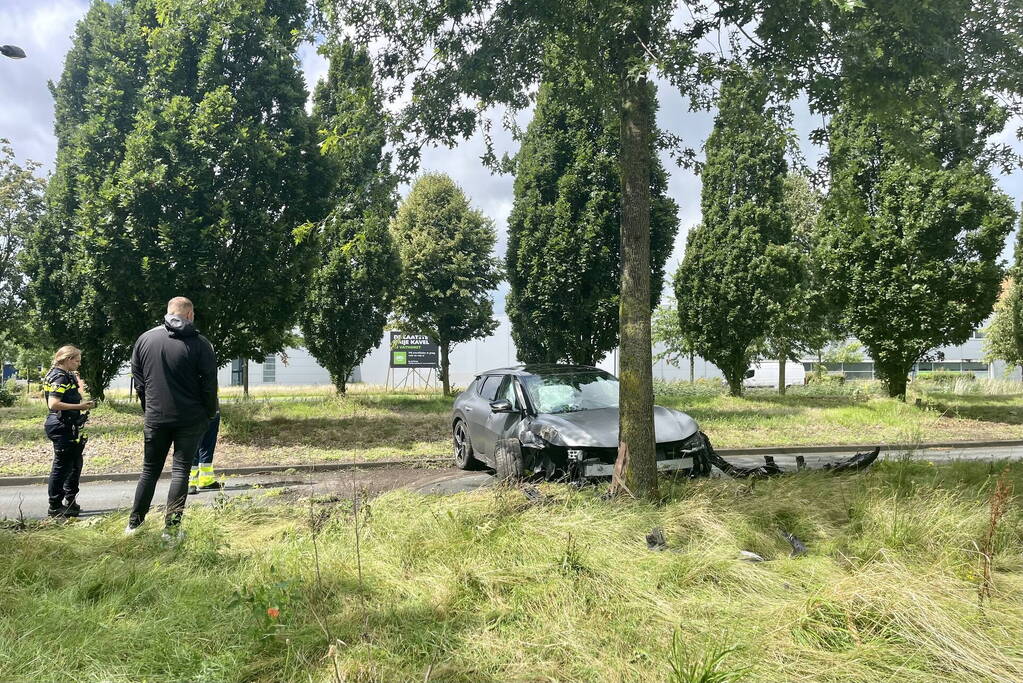 Automobilist slipt en knalt op boom