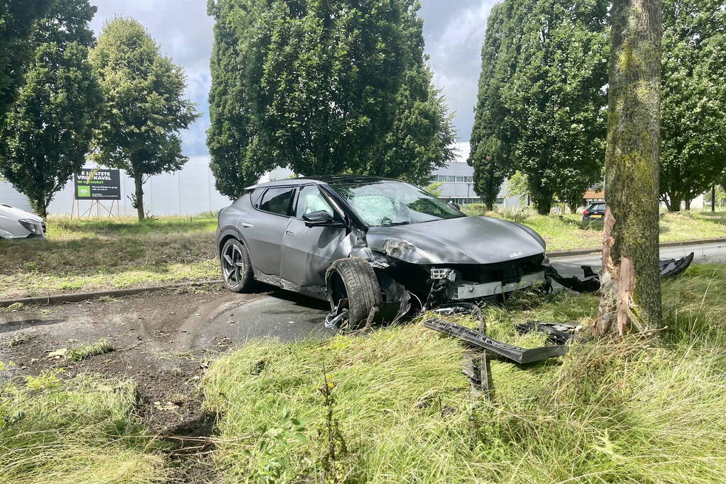 Automobilist slipt en knalt op boom