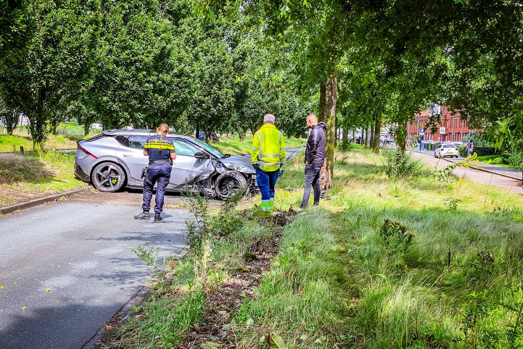 Automobilist slipt en knalt op boom