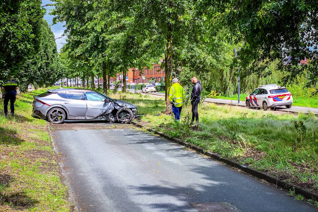 Automobilist slipt en knalt op boom