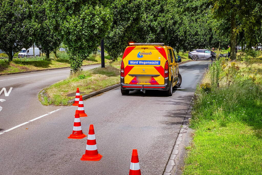 Automobilist slipt en knalt op boom