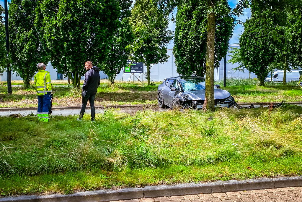 Automobilist slipt en knalt op boom