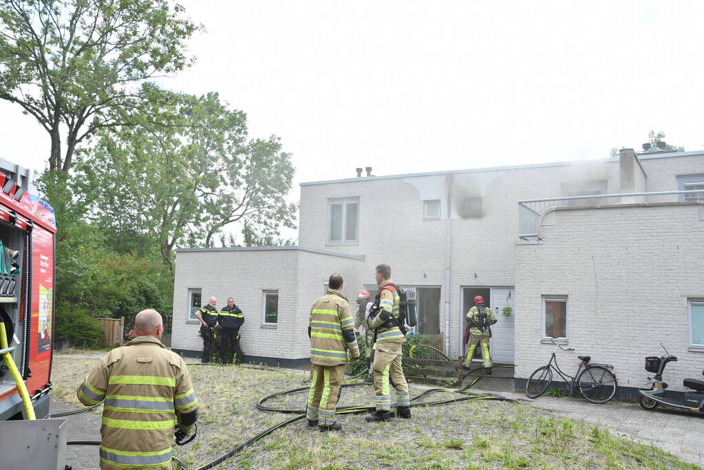 Zwarte rook uit woning door brand