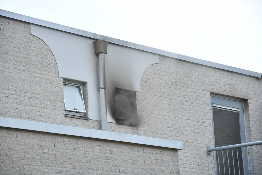 Zwarte rook uit woning door brand