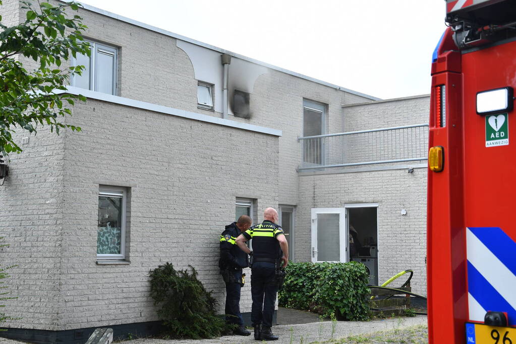 Zwarte rook uit woning door brand