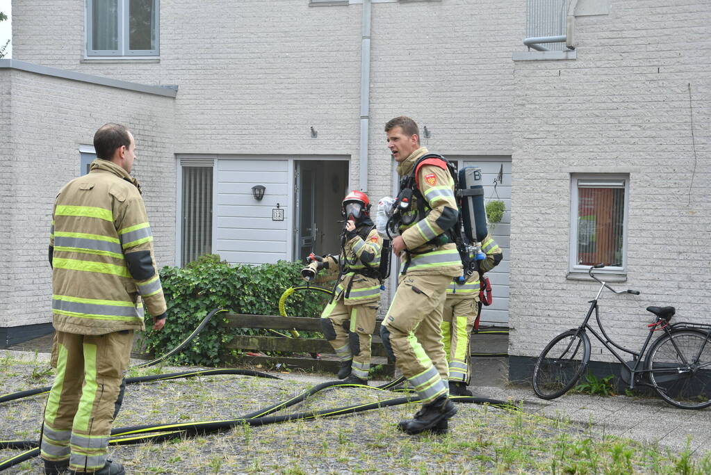 Zwarte rook uit woning door brand