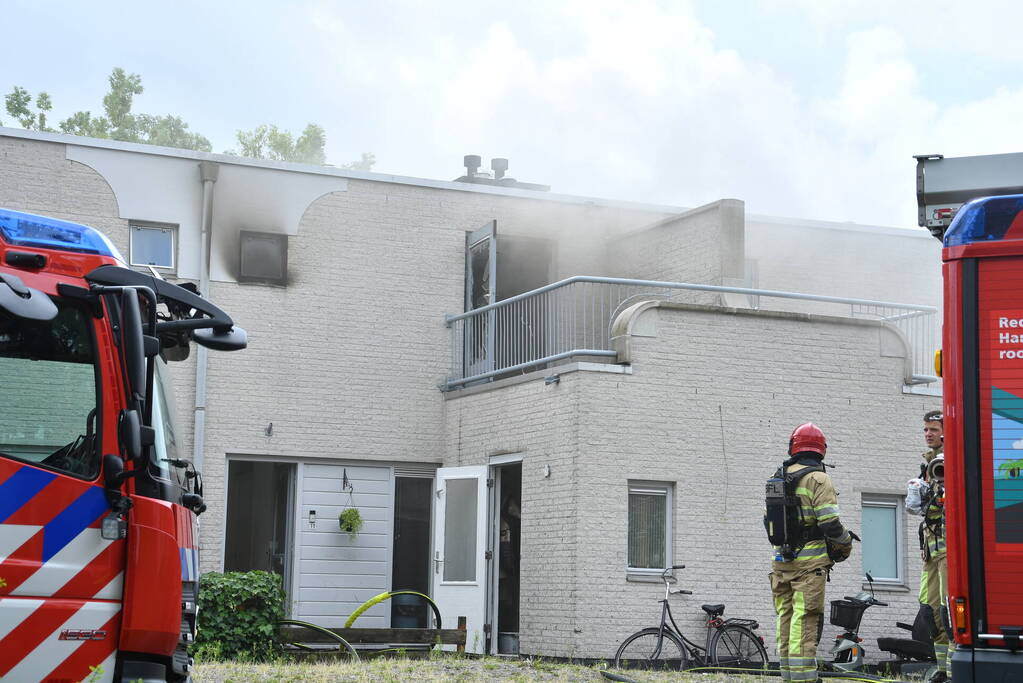 Zwarte rook uit woning door brand