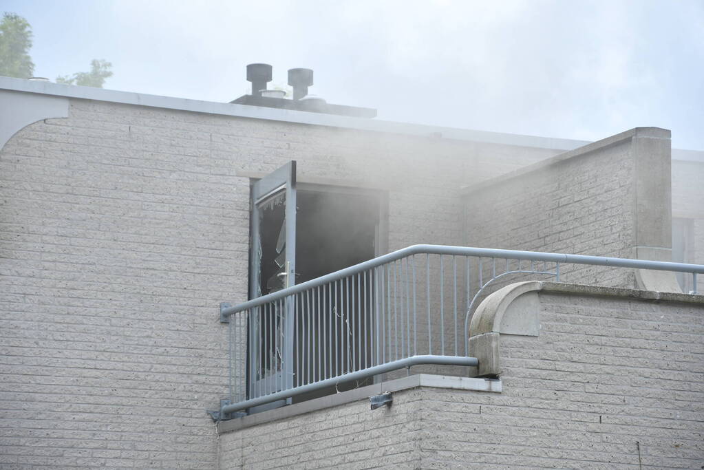 Zwarte rook uit woning door brand