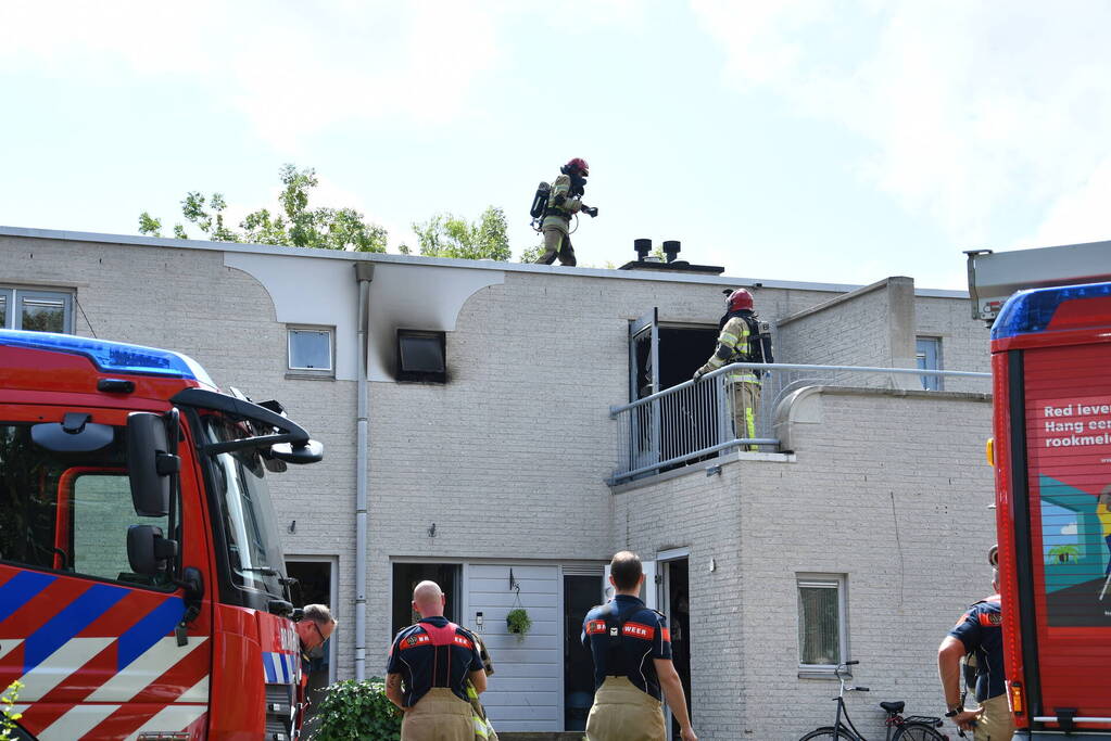 Zwarte rook uit woning door brand