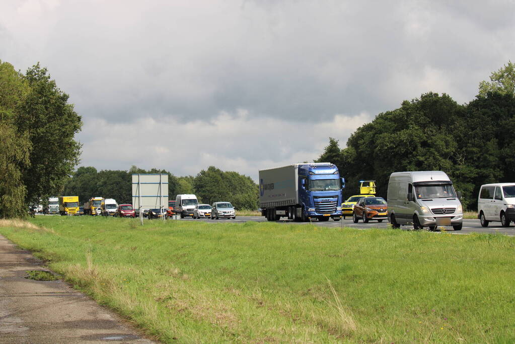 Automobilist botst op dieplader op snelweg