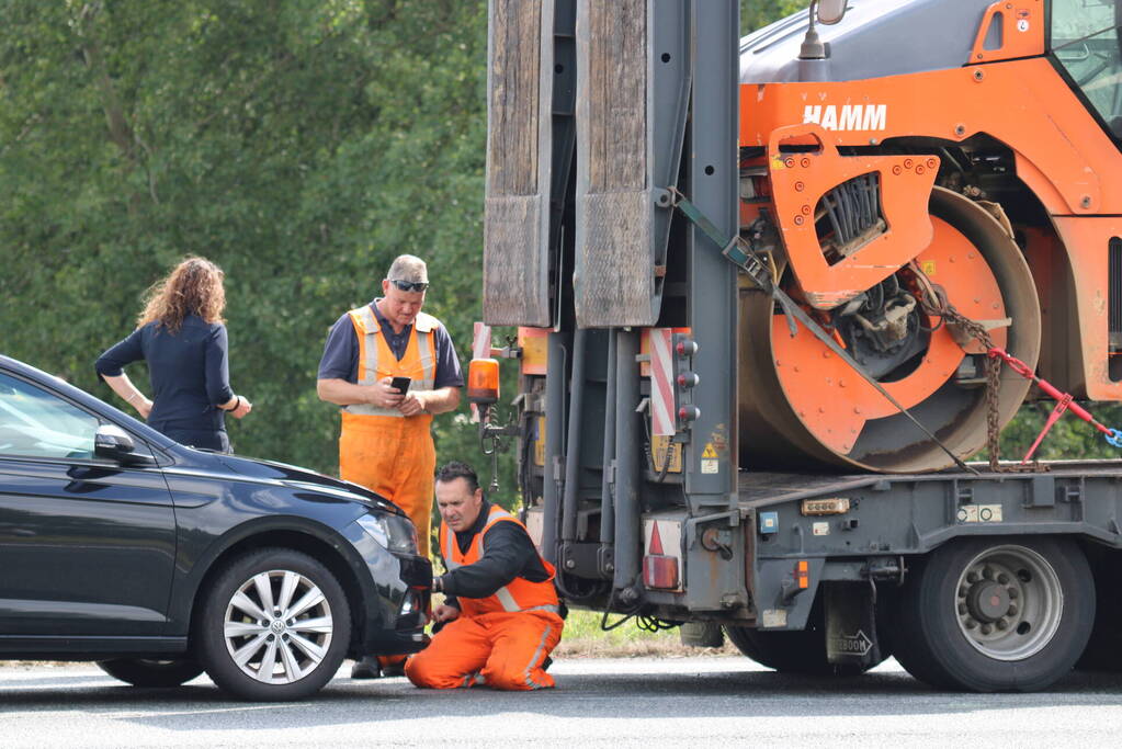 Automobilist botst op dieplader op snelweg