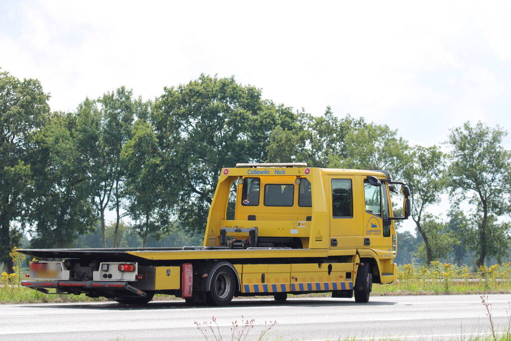 Automobilist botst op dieplader op snelweg