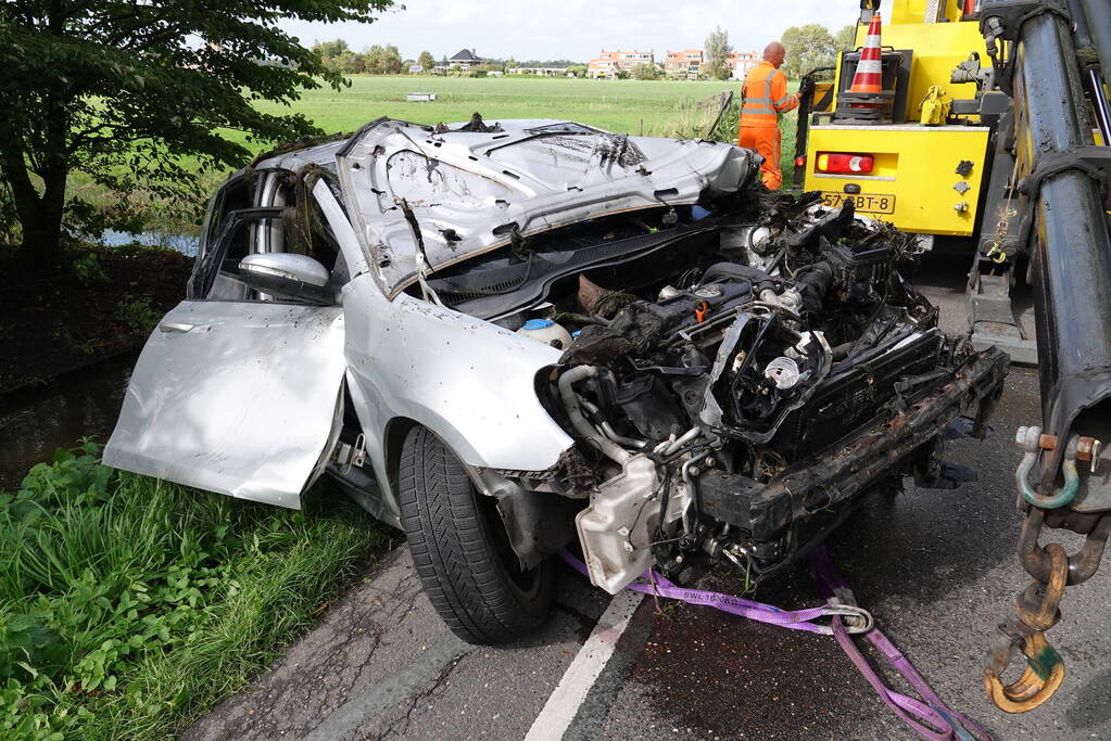 Auto belandt op de kop in sloot