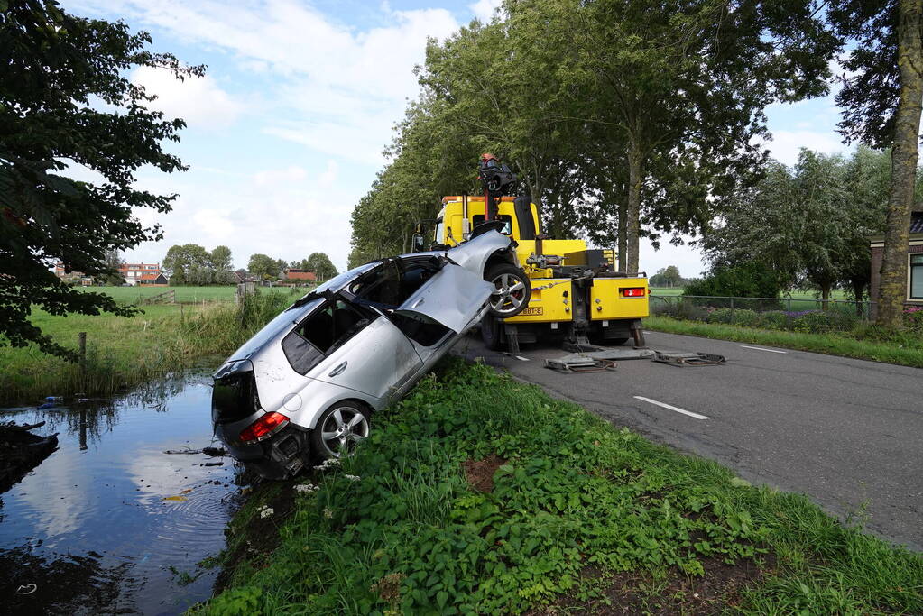 Auto belandt op de kop in sloot