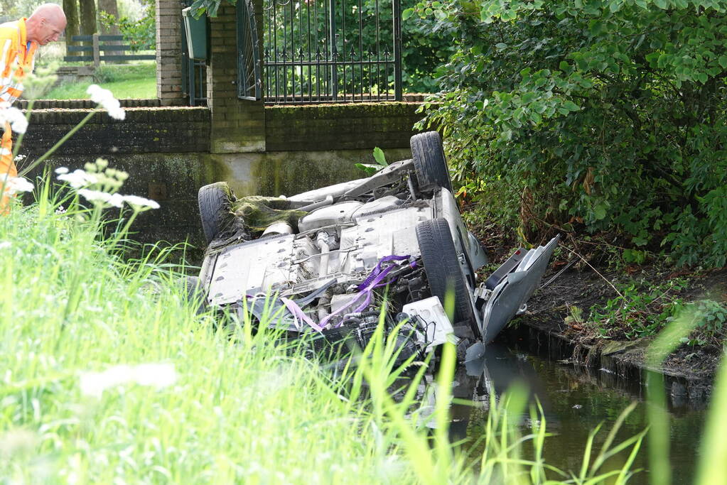 Auto belandt op de kop in sloot