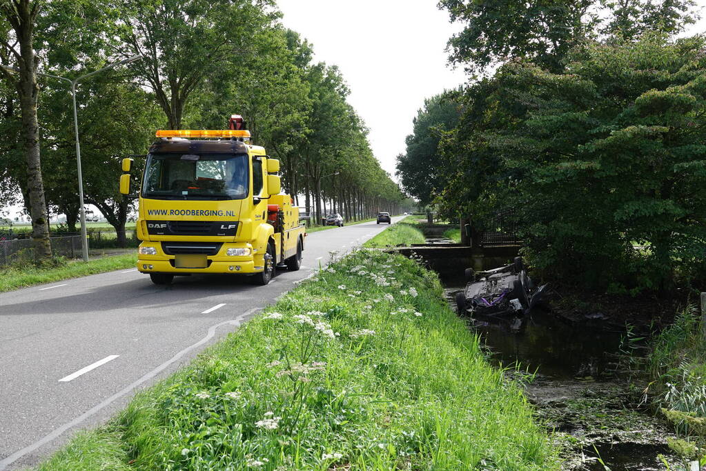 Auto belandt op de kop in sloot