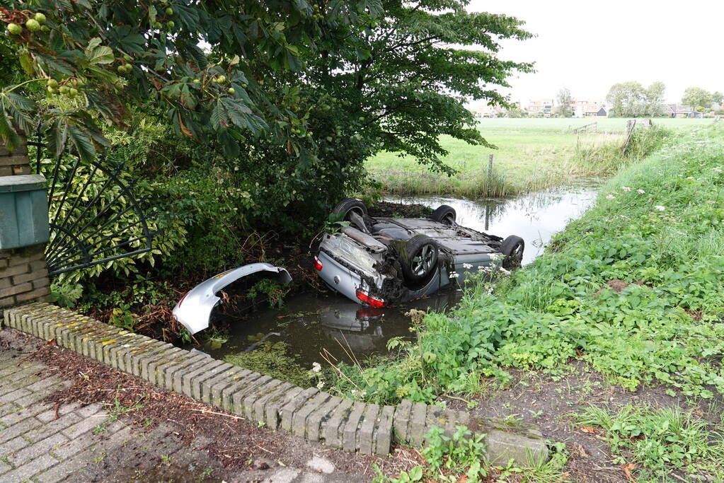 Auto belandt op de kop in sloot