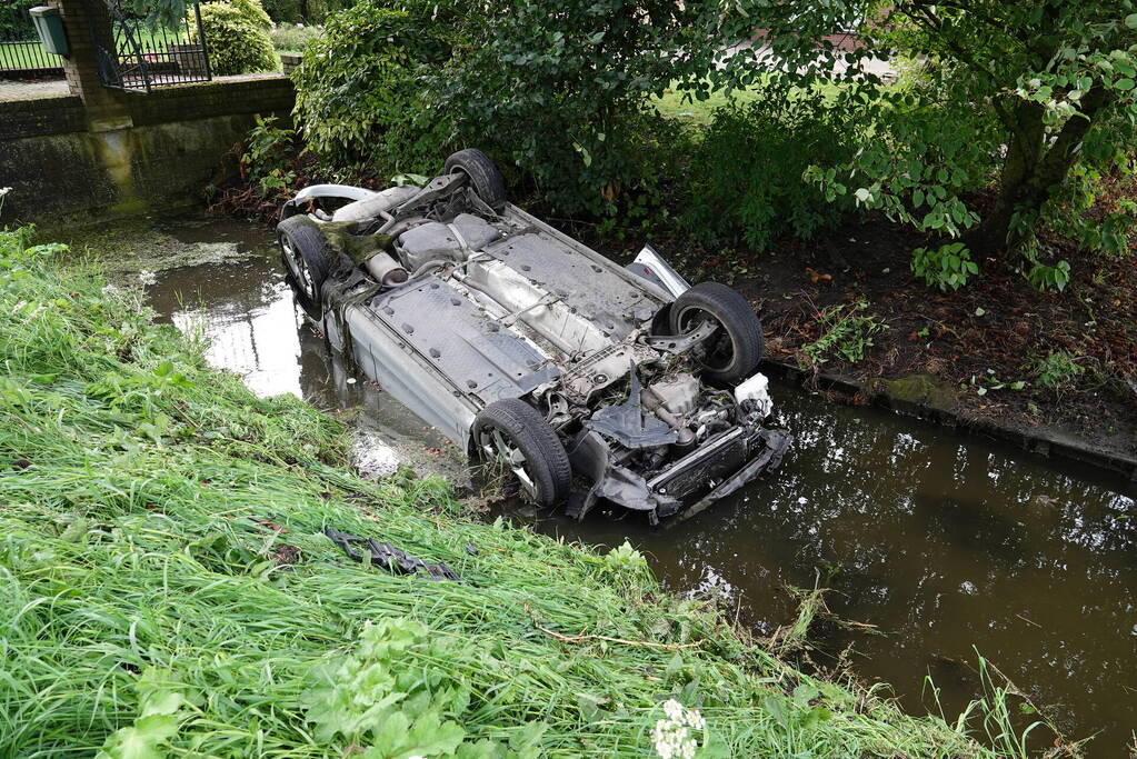 Auto belandt op de kop in sloot