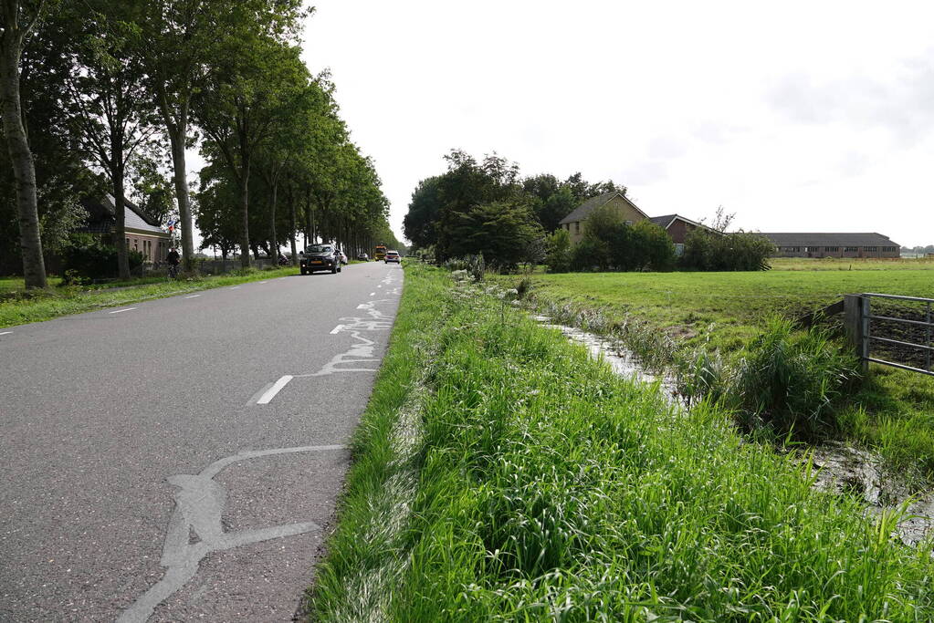 Auto belandt op de kop in sloot