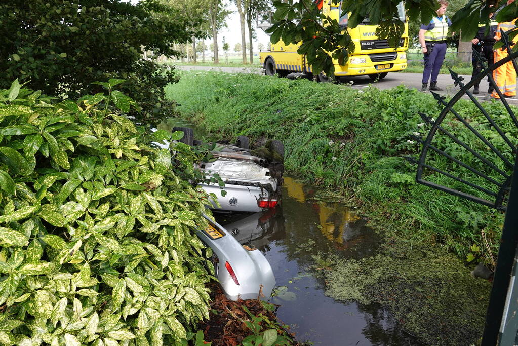 Auto belandt op de kop in sloot