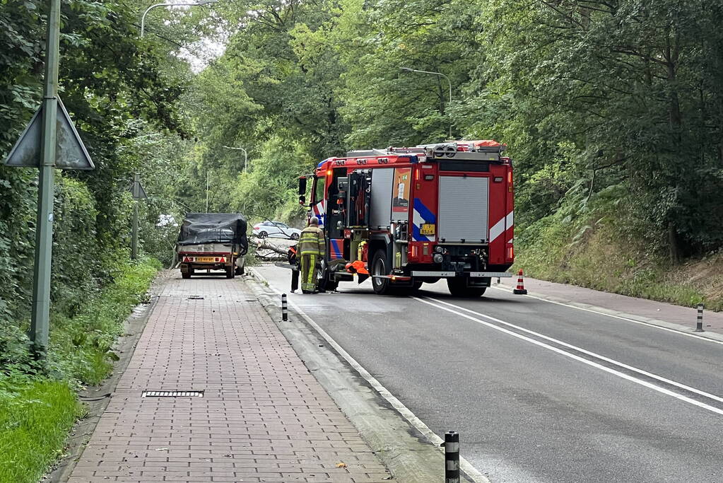 Omgevallen boom blokkeert de weg