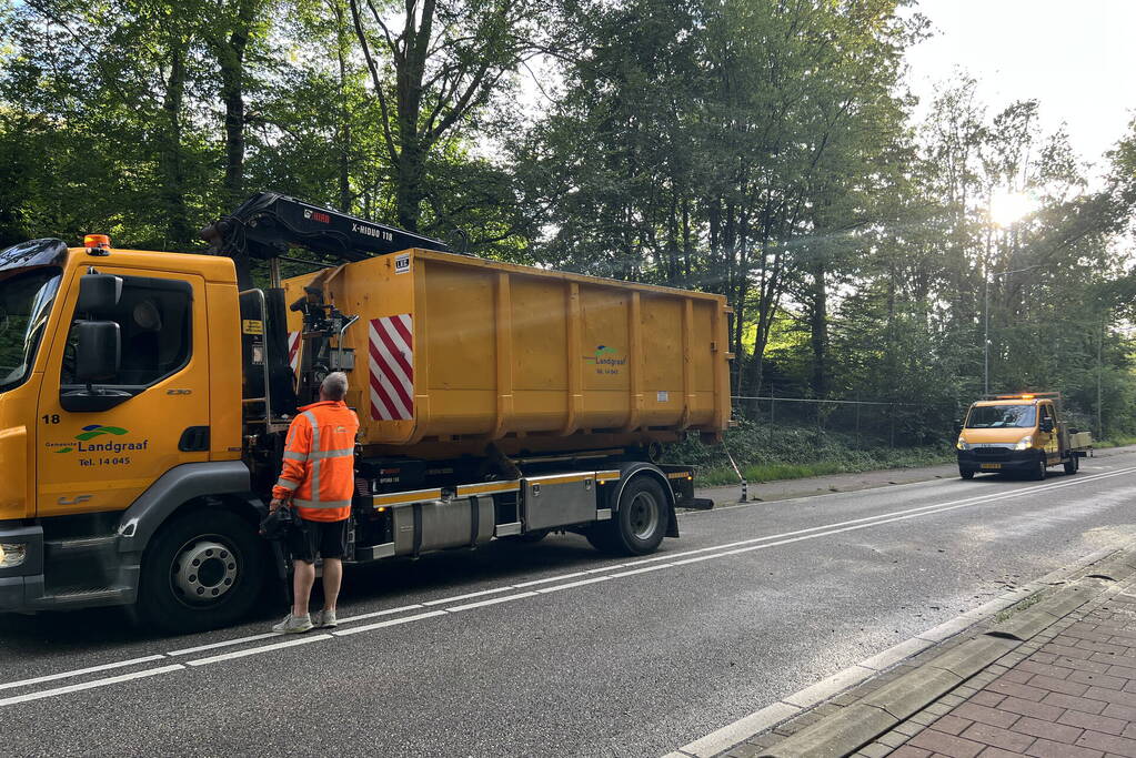 Omgevallen boom blokkeert de weg