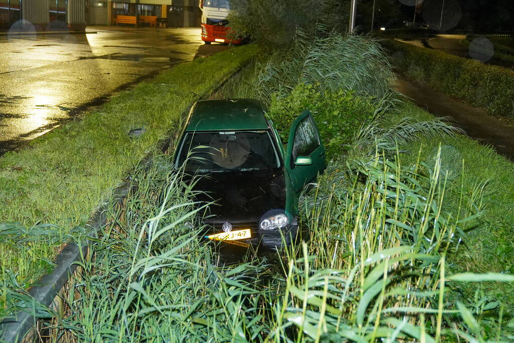 Auto glijdt de bocht uit in een sloot