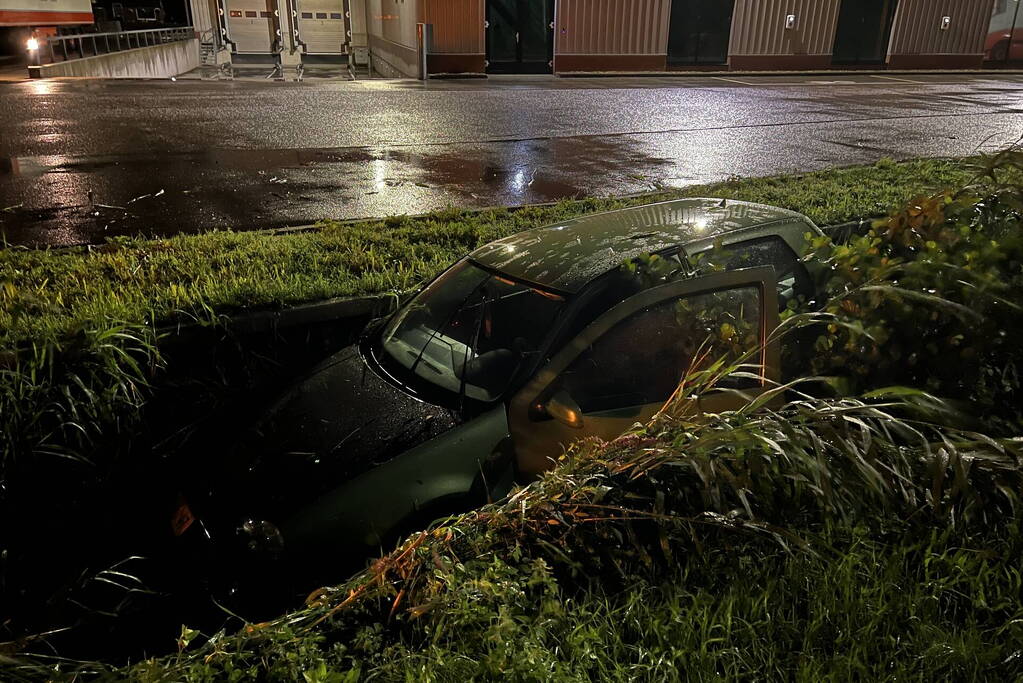 Auto glijdt de bocht uit in een sloot