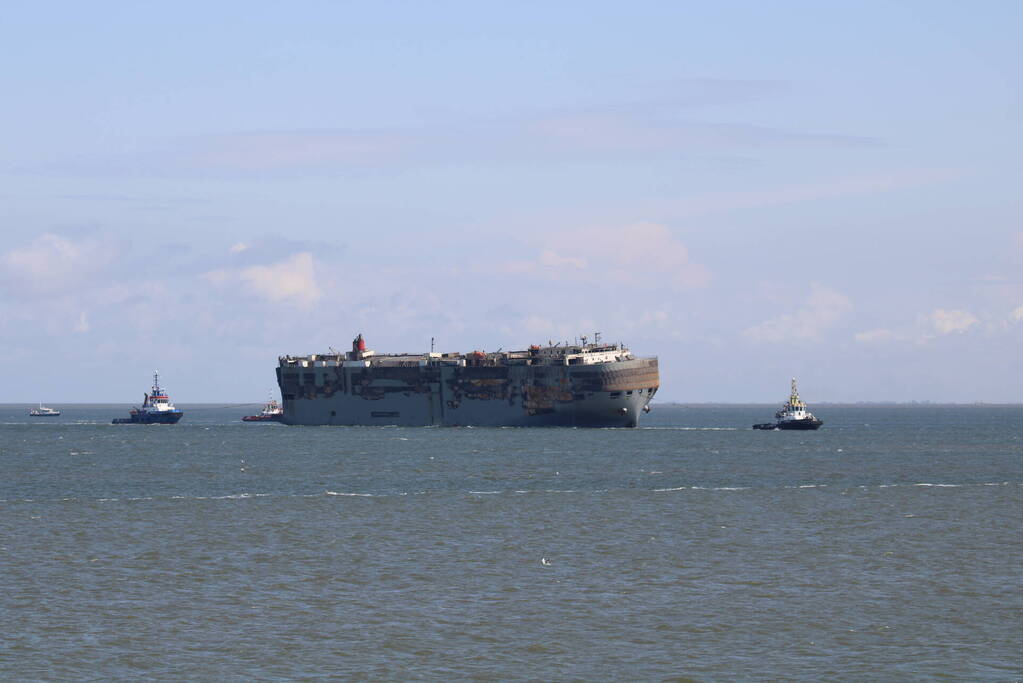 Aankomst uitgebrande vrachtschip Fremantle Highway