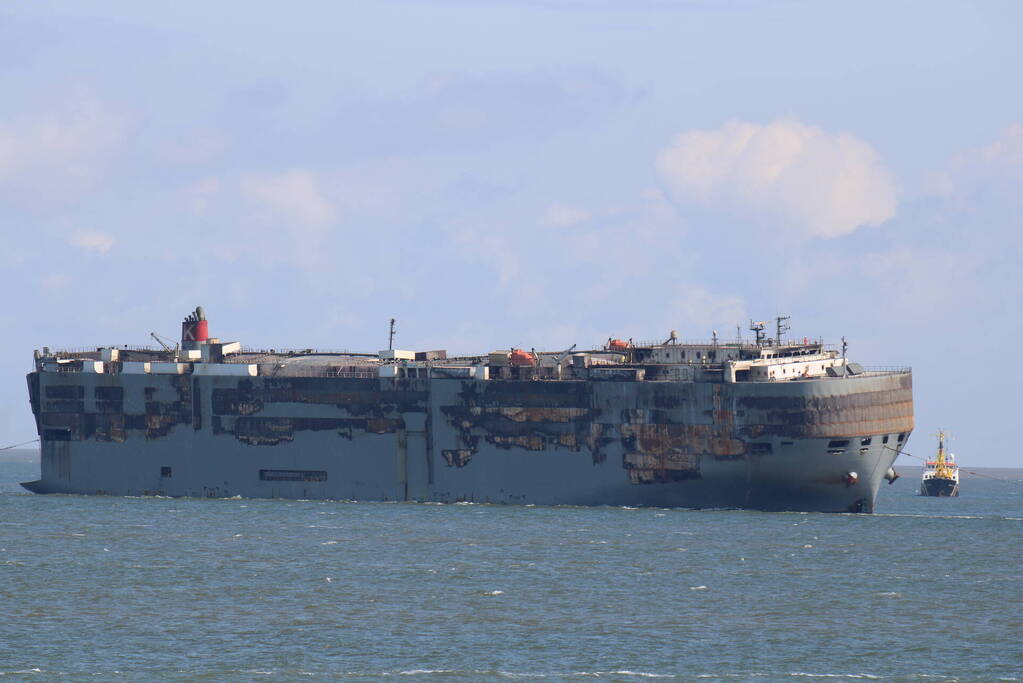 Aankomst uitgebrande vrachtschip Fremantle Highway