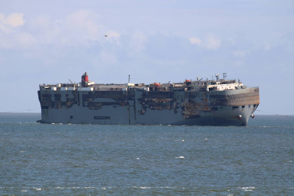 Aankomst uitgebrande vrachtschip Fremantle Highway