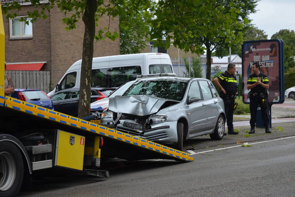 Auto rijdt op boom