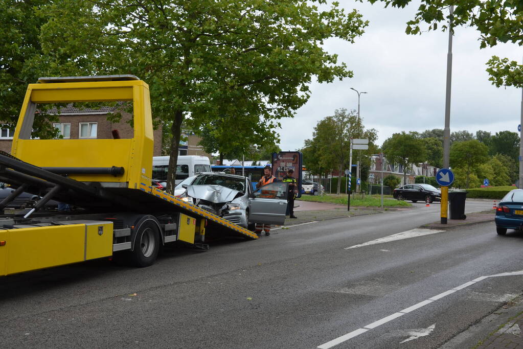 Auto rijdt op boom