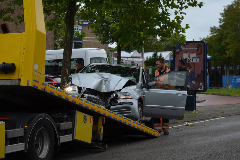 Auto rijdt op boom