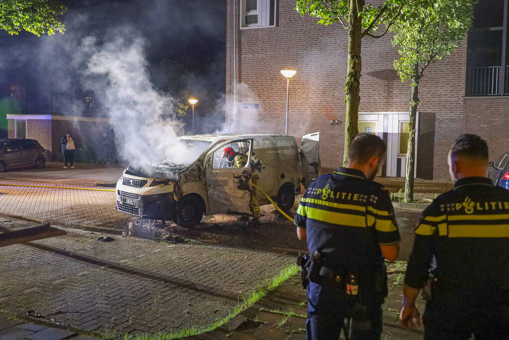 Bestelbus verwoest door brand