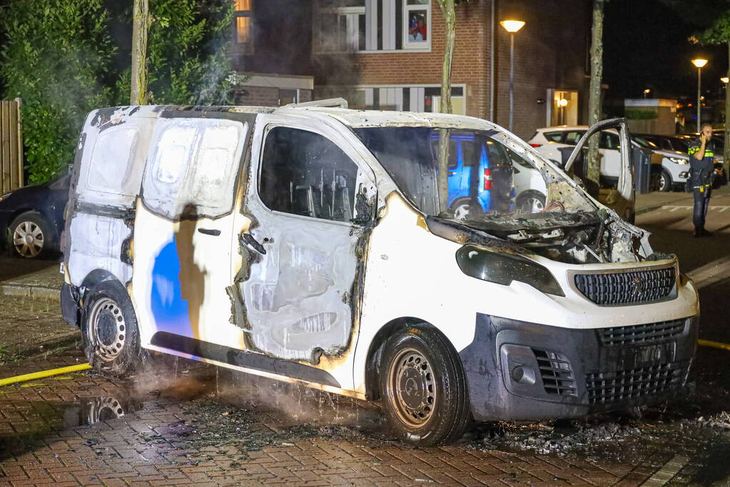 Bestelbus verwoest door brand