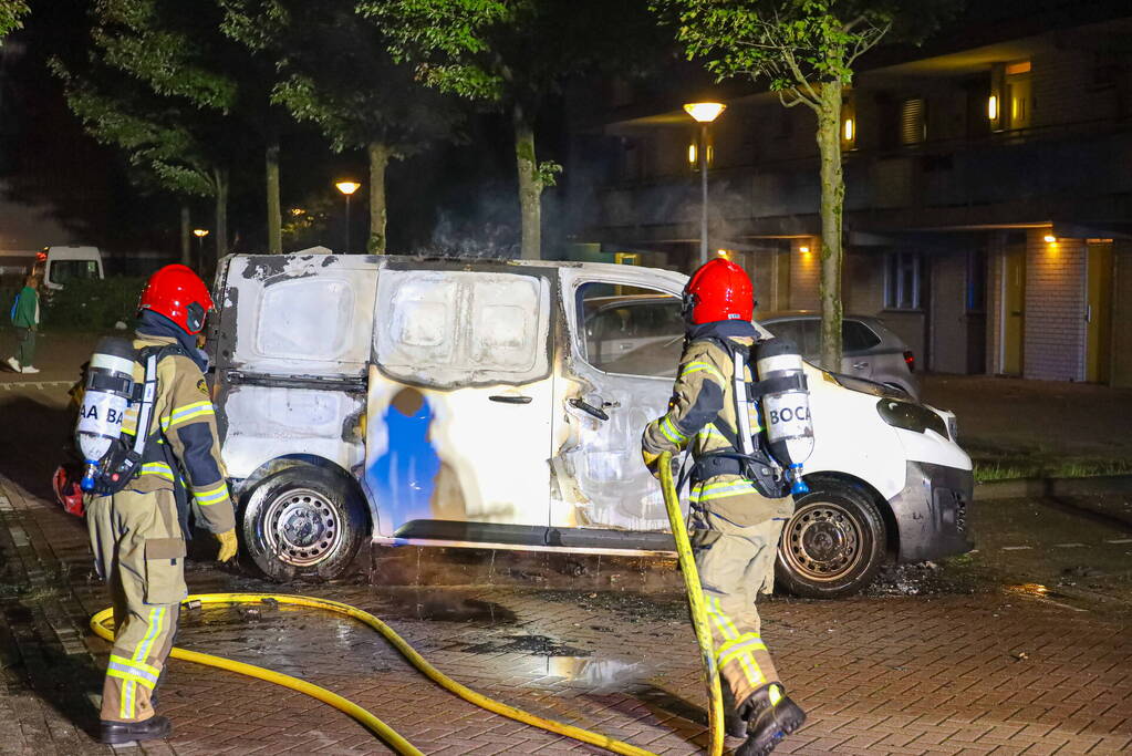 Bestelbus verwoest door brand