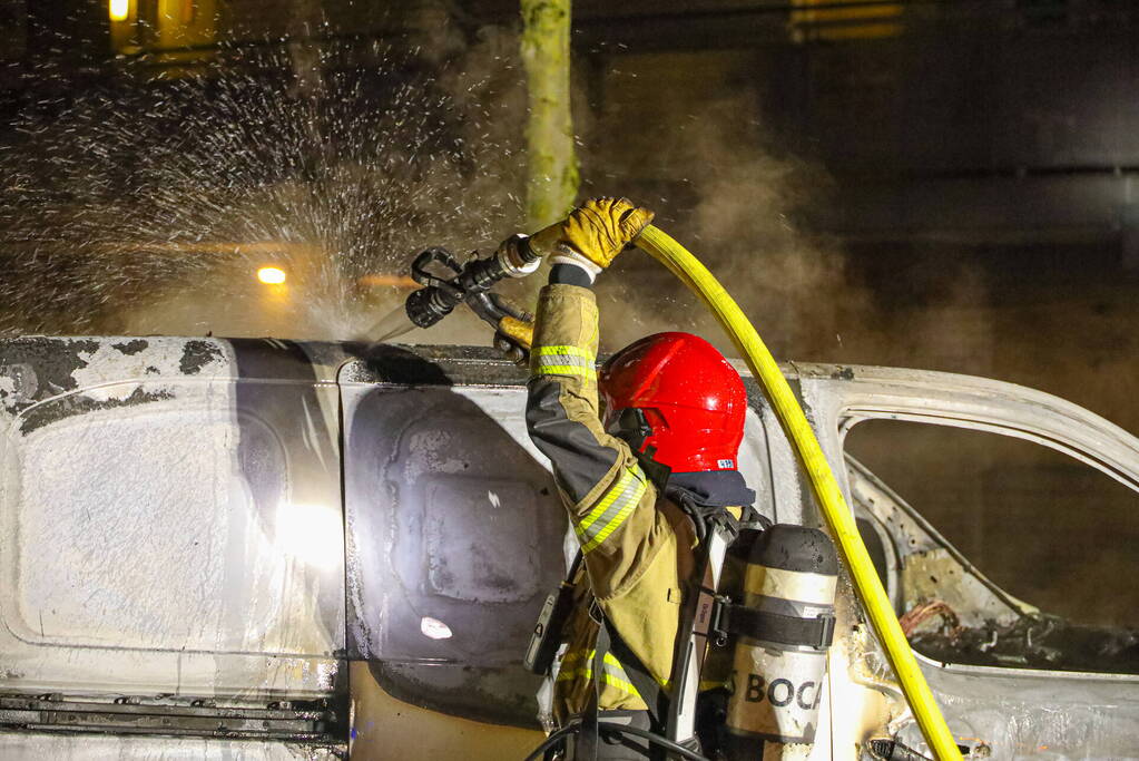 Bestelbus verwoest door brand