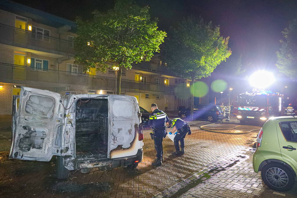 Bestelbus verwoest door brand