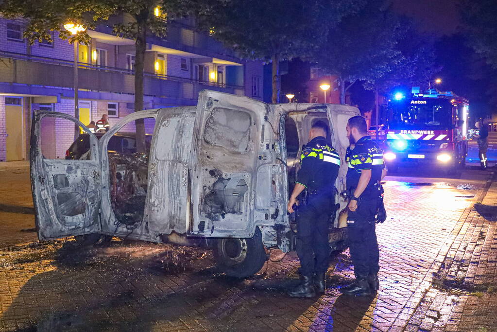 Bestelbus verwoest door brand