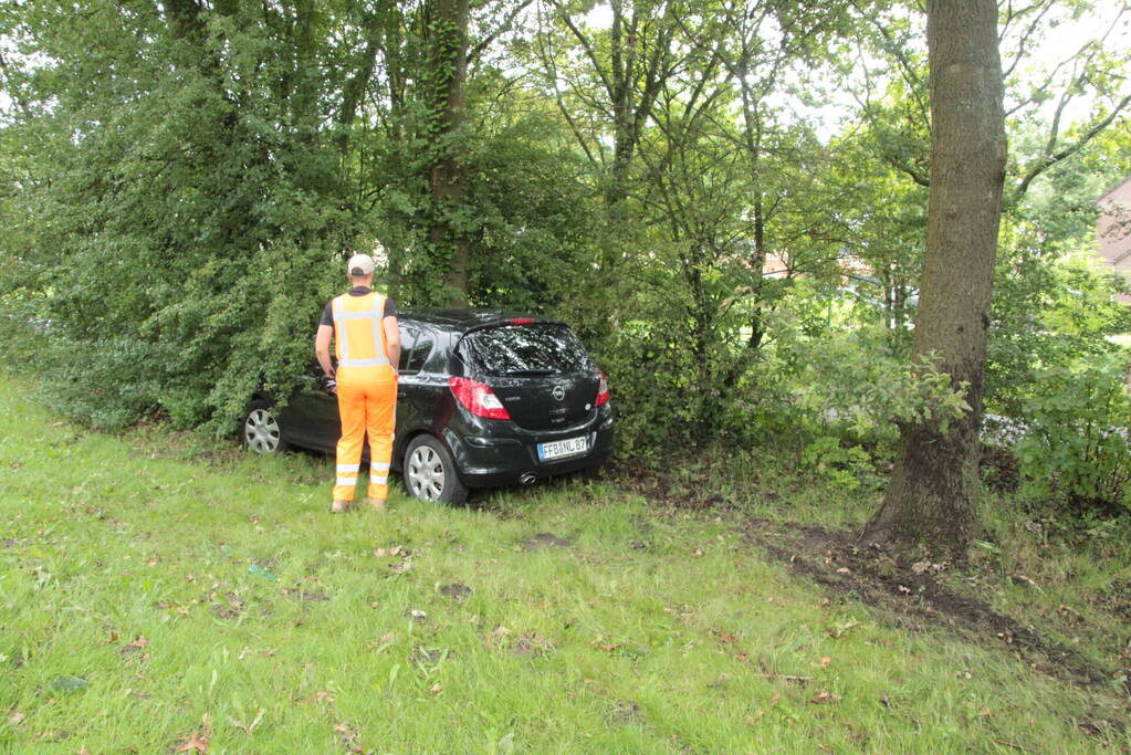 Automobilist vliegt uit de bocht en eindigt in bosschage